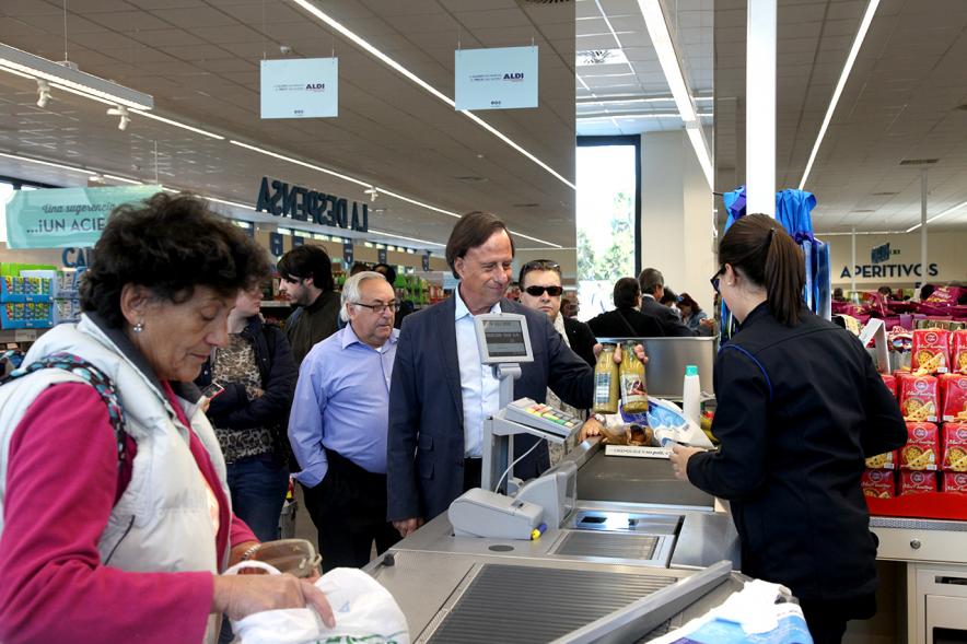 Inauguración Supermercados ALDI - El alcalde García de Vinuesa en el supermercado.