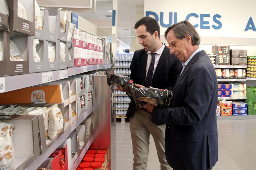 Inauguración Supermercados ALDI - El alcalde García de Vinuesa junto con otras personalidades recorriendo supermercado.