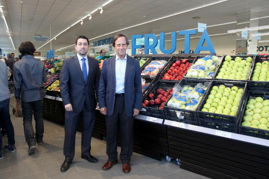 Inauguración Supermercados ALDI - El alcalde García de Vinuesa junto con otras personalidades recorriendo supermercado.