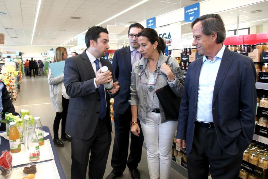 Inauguración Supermercados ALDI - El alcalde García de Vinuesa junto con otras personalidades recorriendo supermercado.