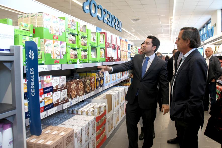 Inauguración Supermercados ALDI - El alcalde García de Vinuesa junto con otras personalidades recorriendo supermercado.