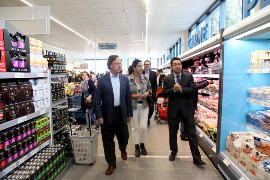 Inauguración Supermercados ALDI - El alcalde García de Vinuesa junto con otras personalidades recorriendo supermercado.