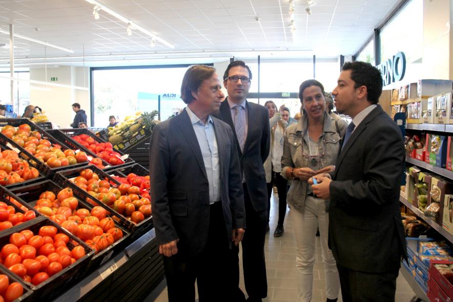 Inauguración Supermercados ALDI - El alcalde García de Vinuesa junto con otras personalidades recorriendo supermercado.