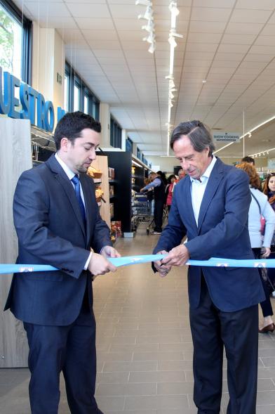 Inauguración Supermercados ALDI - El alcalde García de Vinuesa cortando cinta de inauguración.