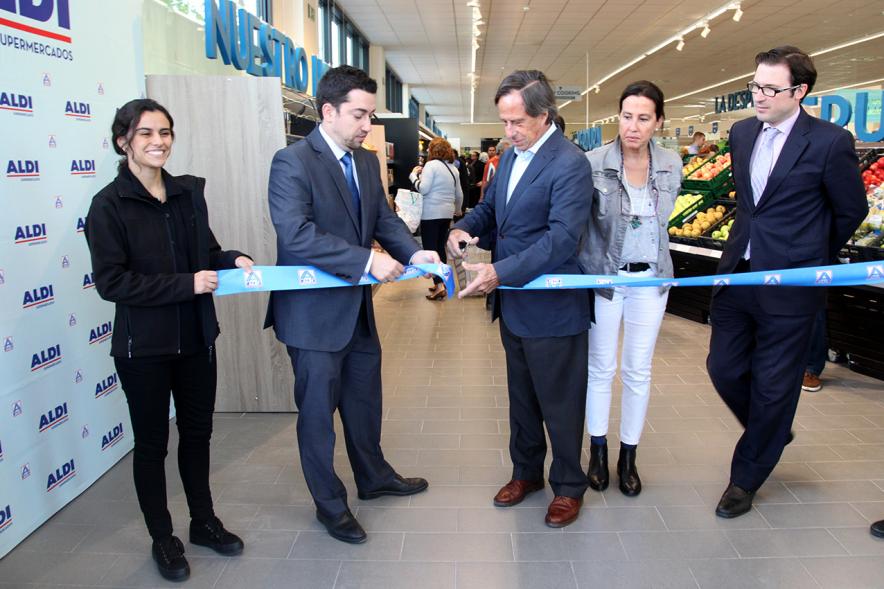 Inauguración Supermercados ALDI - El alcalde García de Vinuesa cortando cinta de inauguración.