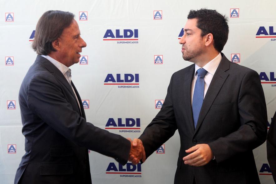 Inauguración Supermercados ALDI - El alcalde García de Vinuesa saludando ejecutivos de supermercados Aldi.