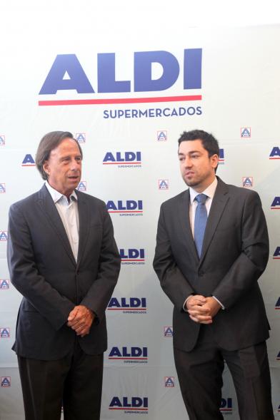 Inauguración Supermercados ALDI - El alcalde García de Vinuesa saludando ejecutivos de supermercados Aldi.