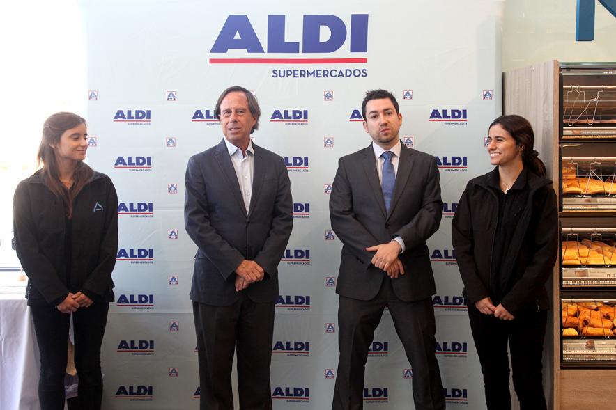 Inauguración Supermercados ALDI - El alcalde García de Vinuesa junto a ejecutivos de supermercados Aldi.
