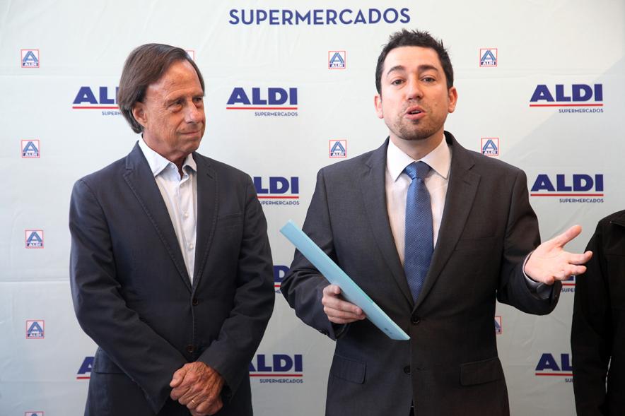 Inauguración Supermercados ALDI - El alcalde García de Vinuesa junto a ejecutivos de supermercados Aldi.