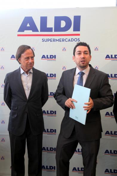 Inauguración Supermercados ALDI - El alcalde García de Vinuesa junto a ejecutivos de supermercados Aldi.