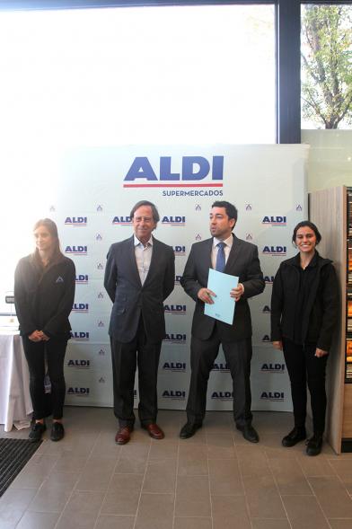 Inauguración Supermercados ALDI - El alcalde García de Vinuesa junto a ejecutivos de supermercados Aldi.