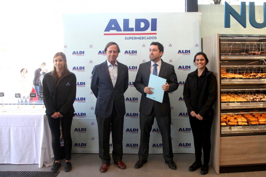 Inauguración Supermercados ALDI - El alcalde García de Vinuesa junto a ejecutivos de supermercados Aldi.