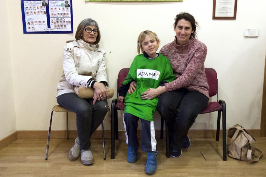 Día Mundial del Autismo en APAMA - Imagen de personas pertenecientes a asociación.