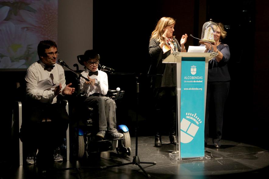 Presentación Calendario APAMA 2018 - Dos asociados presentan el calendario.