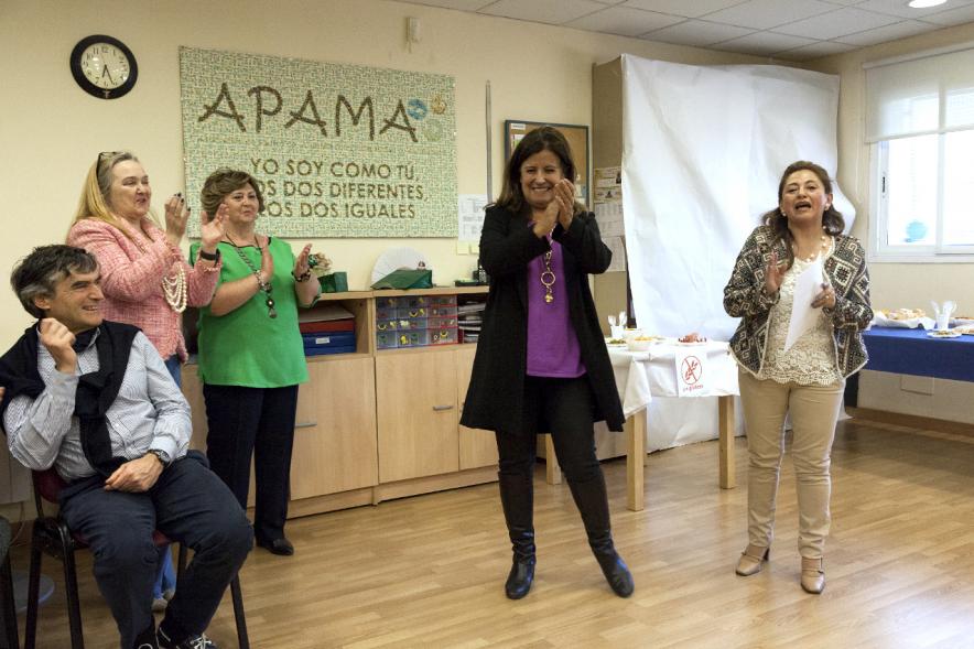 Día Mundial del Autismo en APAMA - Imagen de personas pertenecientes a asociación.