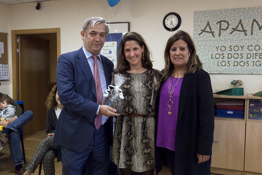 Día Mundial del Autismo en APAMA - Imagen de miembros de la asociación entregando un trofeo.
