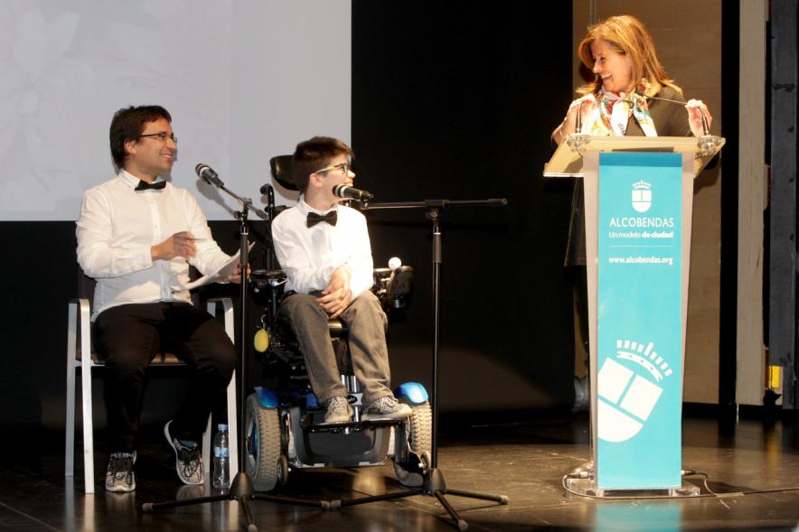 Presentación Calendario APAMA 2018 - Asociados y las autoridades en el escenario.