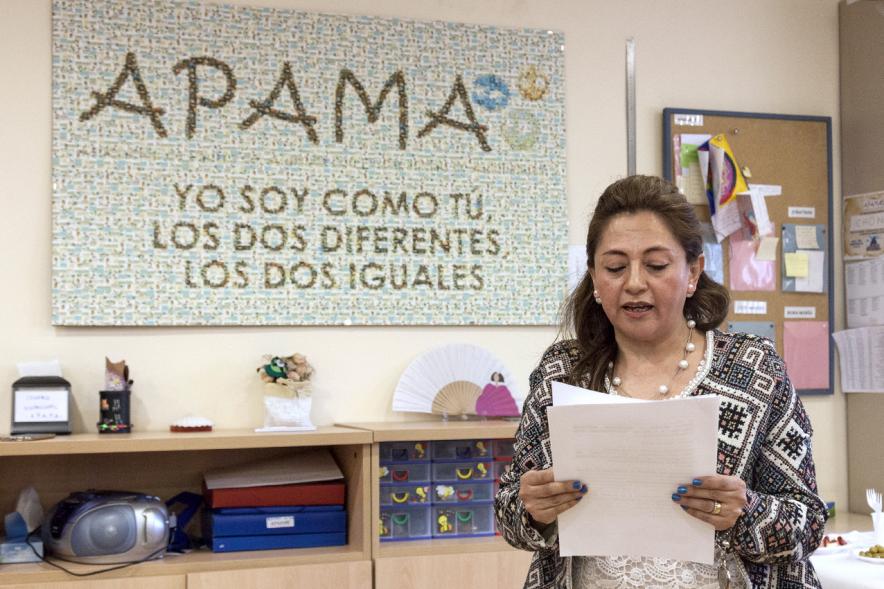 Día Mundial del Autismo en APAMA - Imagen de una miembro de la asociación diciendo una palabras.