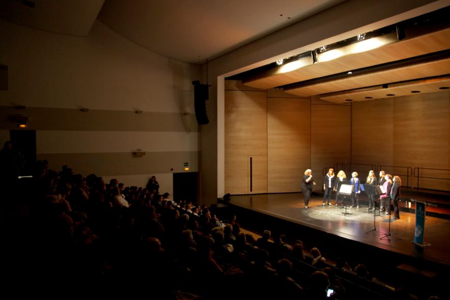 Presentación Calendario APAMA 2018 - Panorámica del escenario iluminado.
