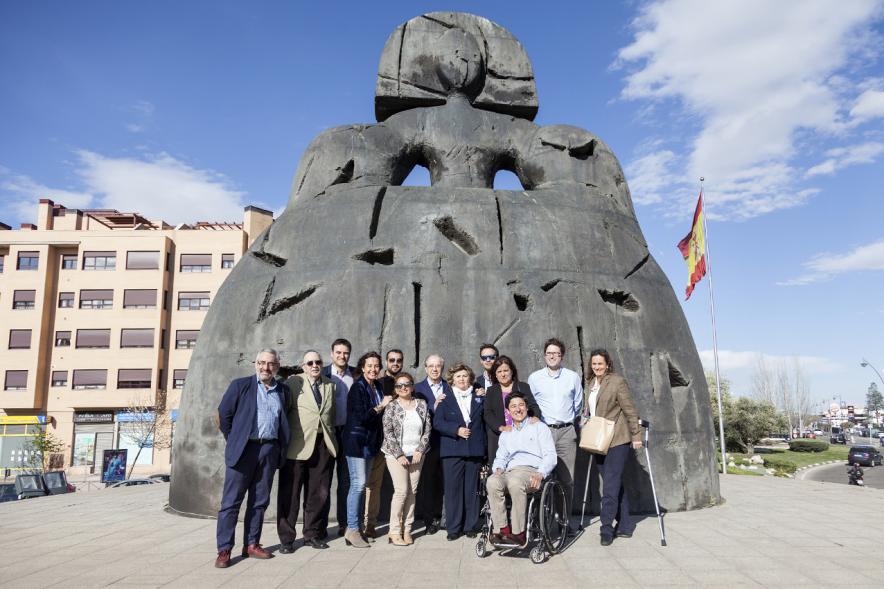 Día Mundial del Autismo en APAMA - Imagen de personas posando junto a la gran Menina de Alcobendas.