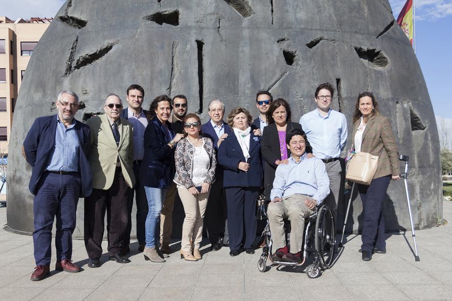 Día Mundial del Autismo en APAMA - Imagen de personas posando junto a la gran Menina de Alcobendas.
