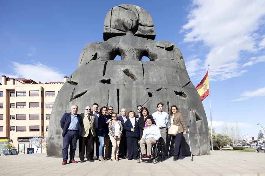 Día Mundial del Autismo en APAMA - Imagen de personas posando junto a la gran Menina de Alcobendas.