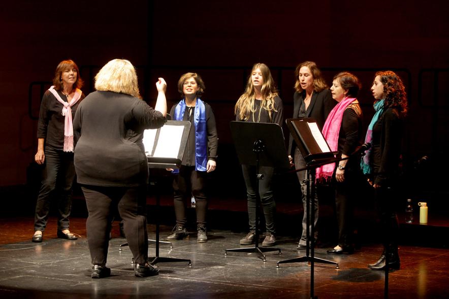 Presentación Calendario APAMA 2018 - Coro femenino en el escenario.