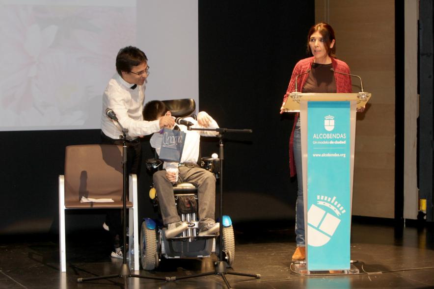 Presentación Calendario APAMA 2018 -  Los asociados en el escenario.