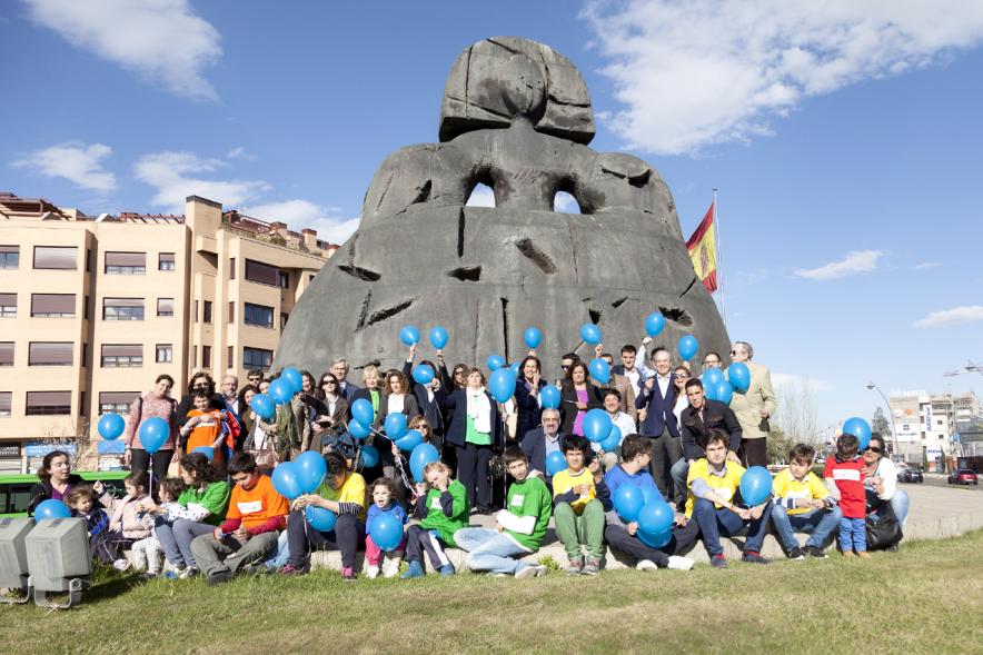 Día Mundial del Autismo en APAMA - Imagen de personas posando junto a la gran Menina de Alcobendas.
