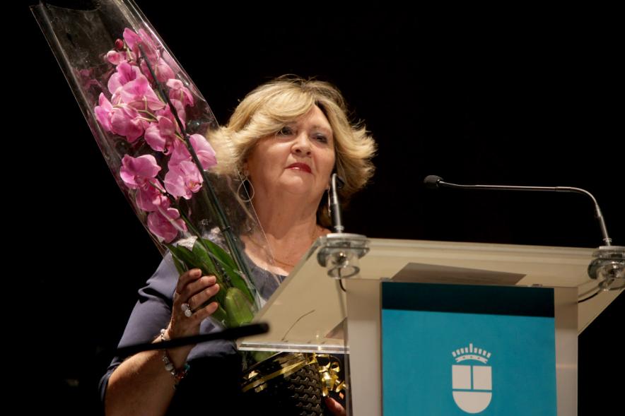 Presentación Calendario APAMA 2018 -  La organizadora con un ramo de flores.