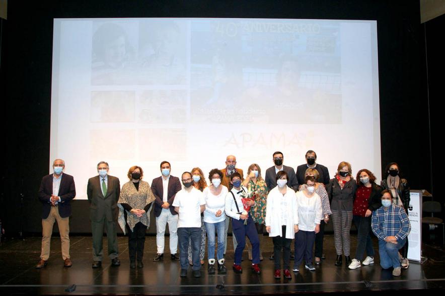 Presentación Calendario APAMA 2021 - Imagen de posado de todos los participantes sobre el escenario.