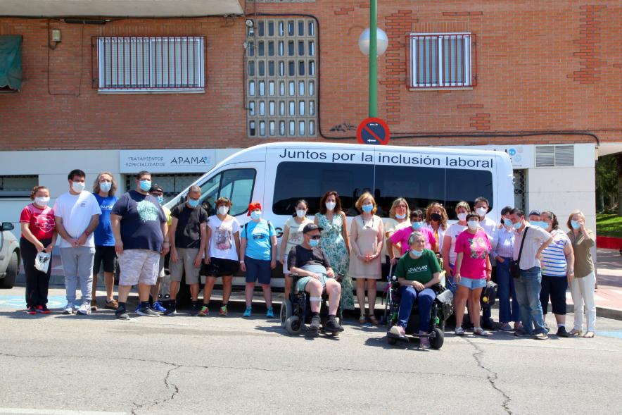 Asistentes al evento posan con el Vehículo nuevo