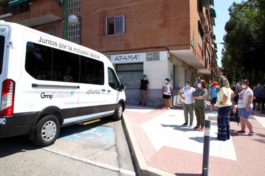Público observando el vehículo nuevo
