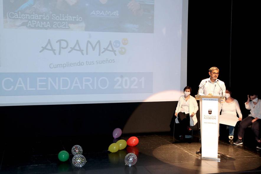 Presentación Calendario APAMA 2021 - Imagen donde vemos a un hombre dirigiéndose al público asistente.
