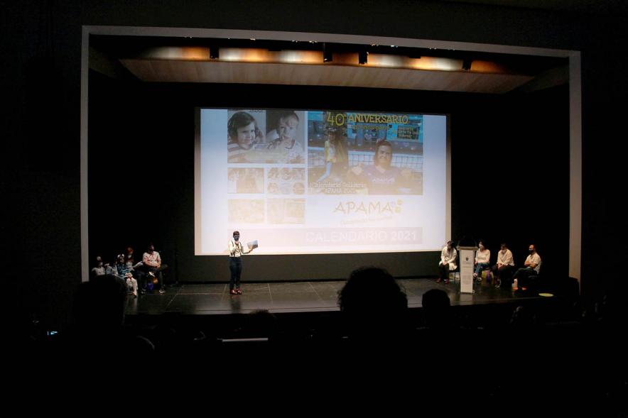 Presentación Calendario APAMA 2021 - Imagen lejana donde vemos a personas actuando en el escenario.