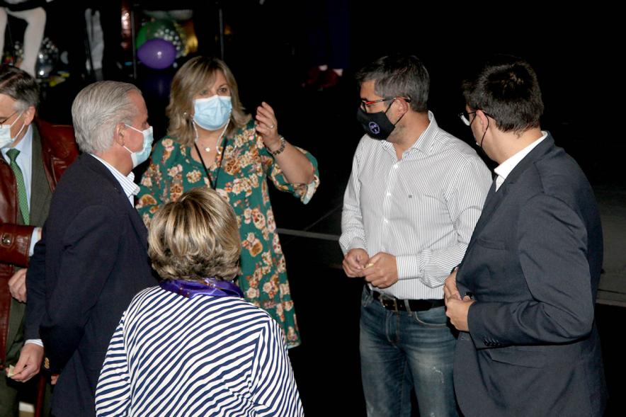 Presentación Calendario APAMA 2021 - Imagen del alcalde Rafael Sánchez Acera y el vicealcalde Miguel Ángel Arranz charlando con el público asistente.