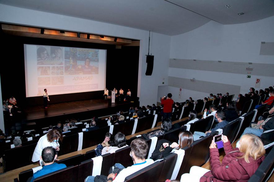 Presentación Calendario APAMA 2021 -  Imagen panorámica de la sal donde se celebra la presentación.