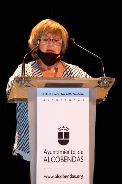 Presentación Calendario APAMA 2021 - Imagen de la edil Rosario Tamayo dirigiéndose al público asistente. 