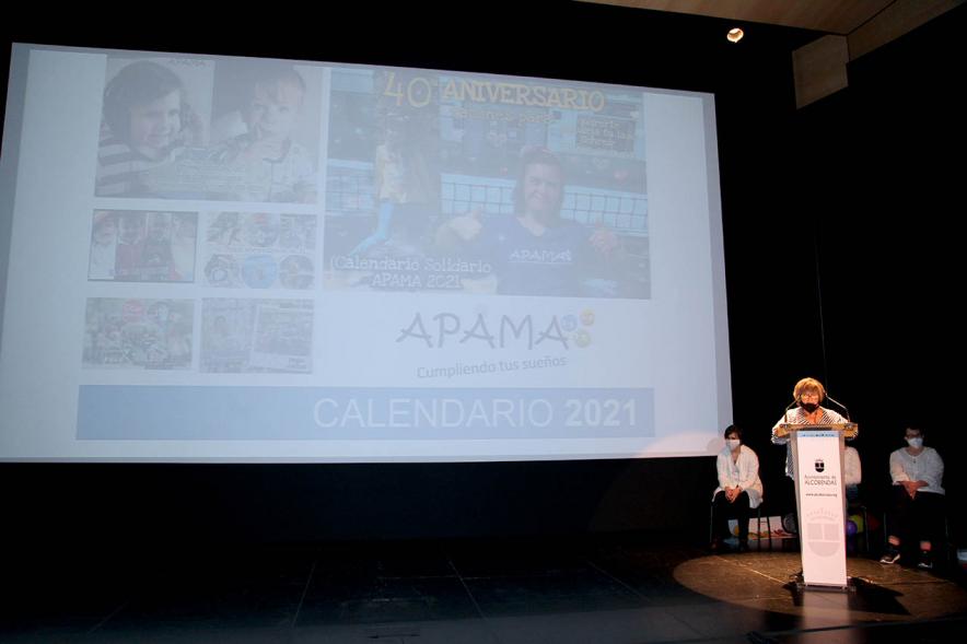 Presentación Calendario APAMA 2021 - Imagen lejana de la edil Rosario Tamayo dirigiéndose al público asistente. 