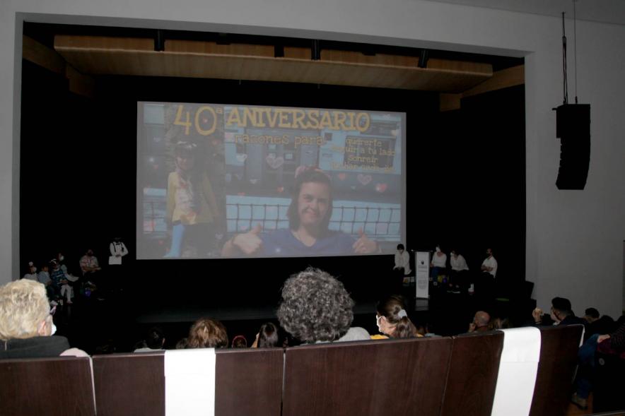 Presentación Calendario APAMA 2021 - Imagen de la pantalla donde se está pasando unas imágenes.