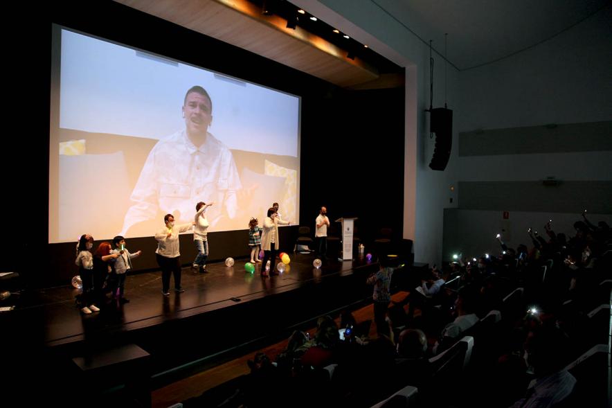 Presentación Calendario APAMA 2021 - Imagen del escenario donde vemos actuando a unas personas.