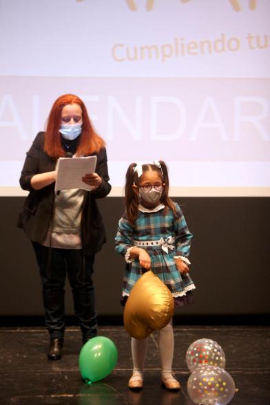 Presentación Calendario APAMA 2021 - Imagen del escenario donde vemos actuando a unas personas.