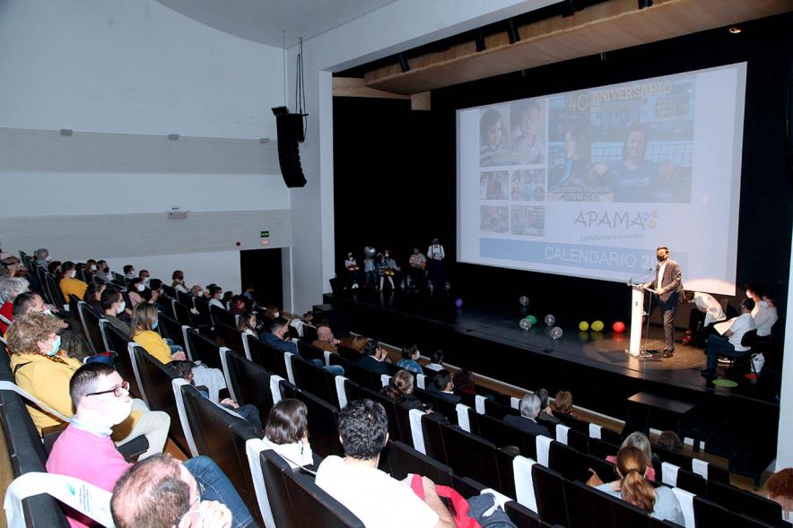 Presentación Calendario APAMA 2021 - Imagen panorámica de la sala donde se celebra la presentación.