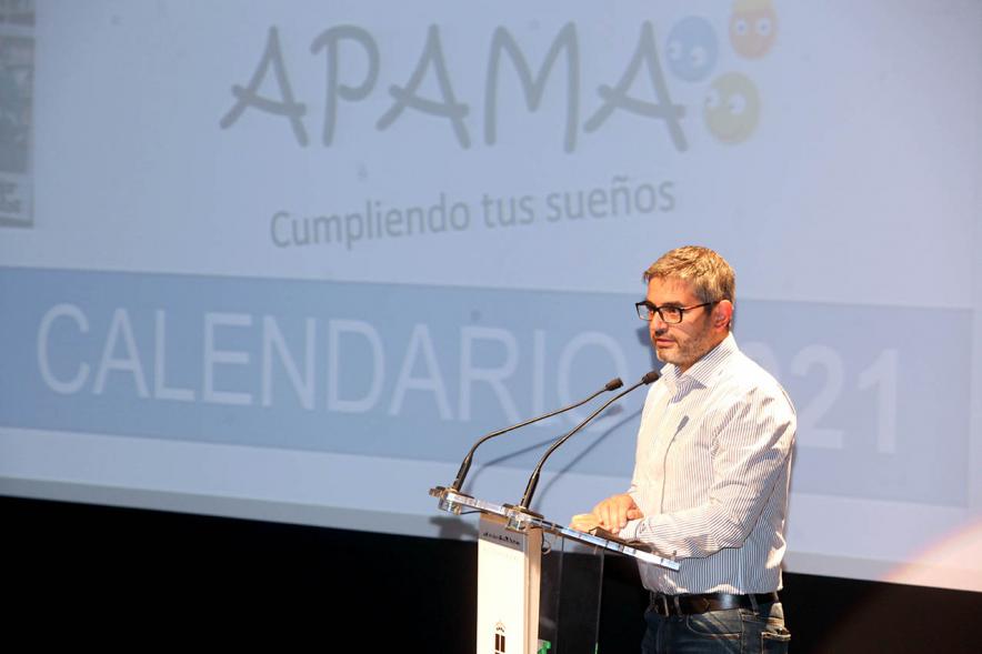 Presentación Calendario APAMA 2021 - Imagen del alcalde Rafael Sánchez Acera dirigiéndose al público asistente.