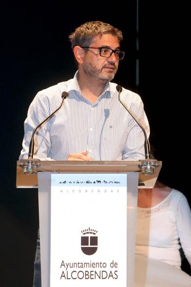 Presentación Calendario APAMA 2021 - Imagen del alcalde Rafael Sánchez Acera dirigiéndose al público asistente.