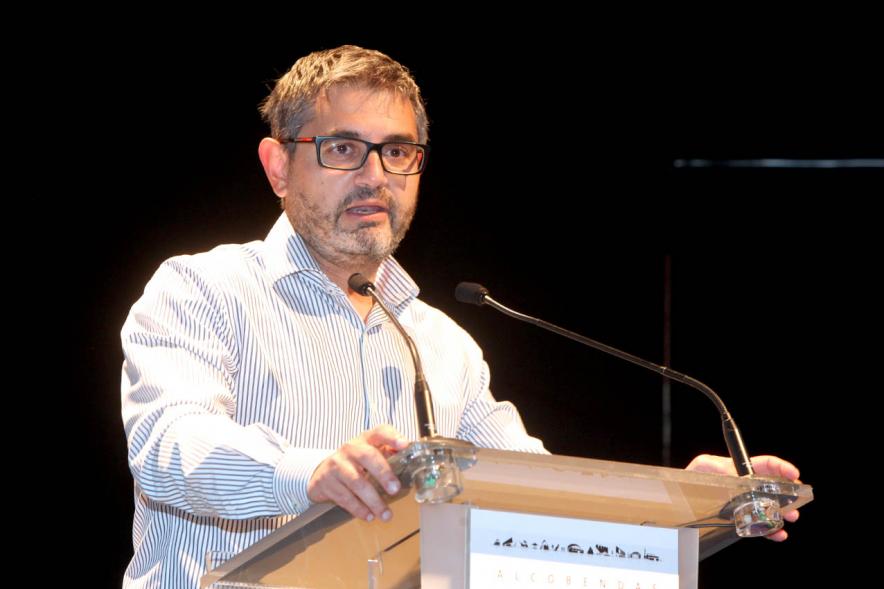 Presentación Calendario APAMA 2021 - Imagen del alcalde Rafael Sánchez Acera dirigiéndose al público asistente.