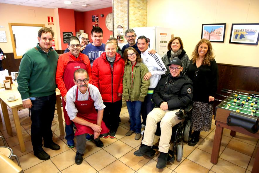 Alcalde Rafael Sánchez y concejales con participantes del evento. 