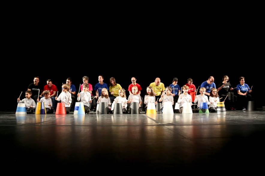 Detalle de la foto, niños y adultos tocando percusión. Gala Benéfica APAMA - Ballet de Ángela Garrido – 2020