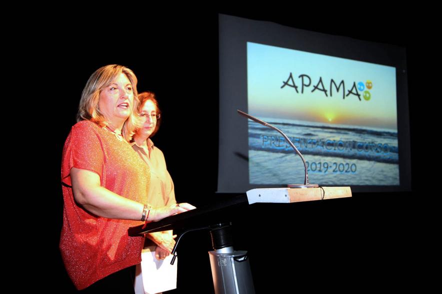 Presentación Curso Escolar 2019-20 APAMA -  Imagen de los representantes de APAMA en el escenario durante la presentación.