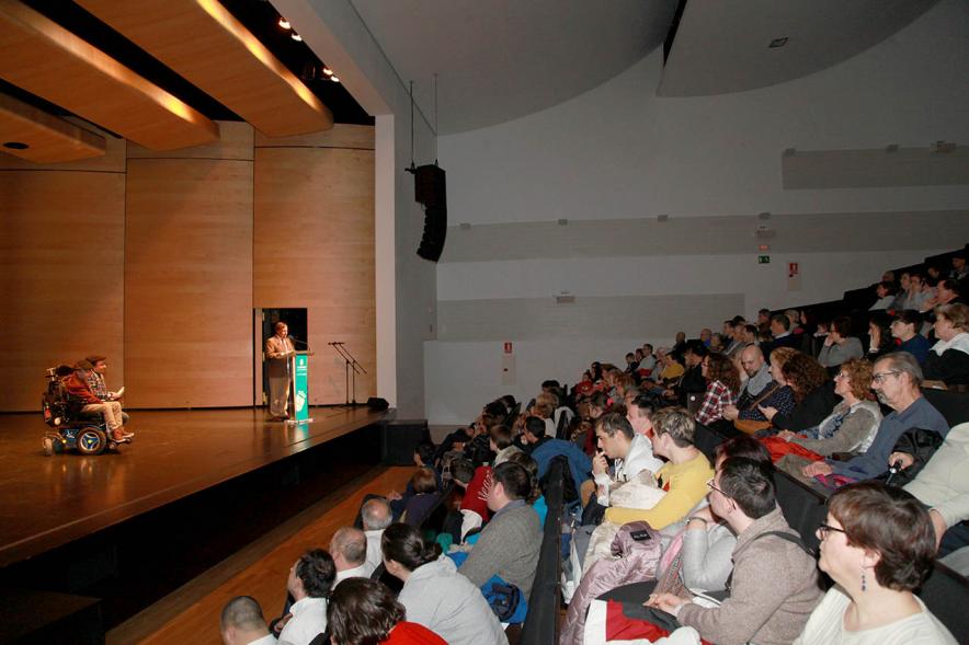 Presentación Calendario APAMA 2019 -  Panorámica de los espectadores  y el escenario  con un niño en silla de ruedas, su padre y el alcalde García de Vinuesa.